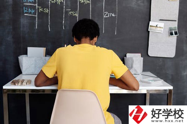 郴州有哪些公立的中專學(xué)校？專業(yè)有哪些？