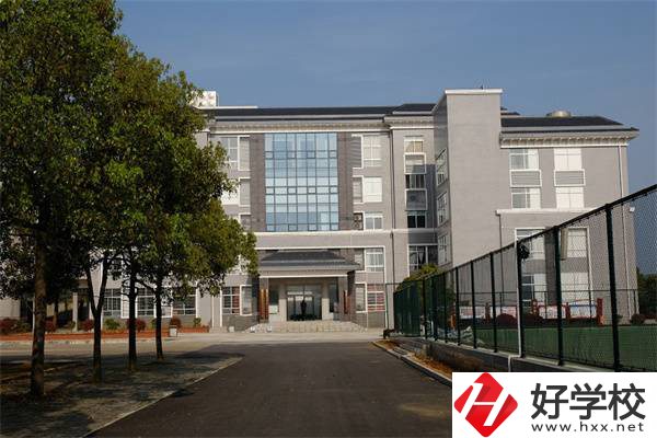 湘潭韶山職業(yè)中專學校在哪里？有高考班嗎？