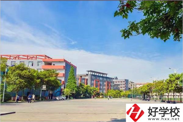 湖南交通高級(jí)技工學(xué)?；@球場(chǎng)