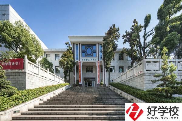 長沙建筑工程學(xué)校是公辦還是民辦？有哪些優(yōu)勢？