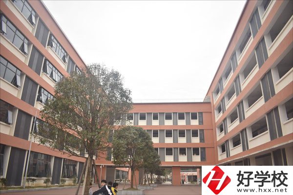 湘西龍山縣第一職業(yè)中學(xué)學(xué)校怎么樣？環(huán)境如何？