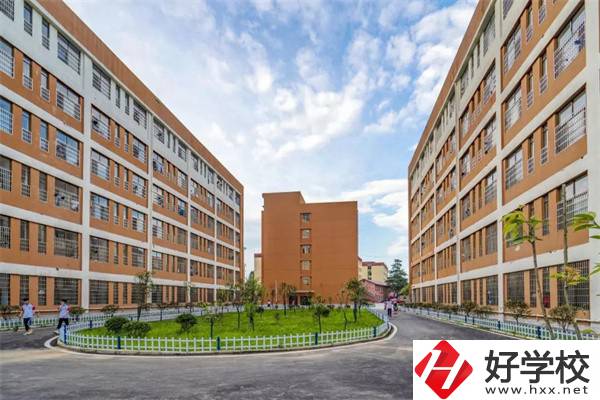 想去婁底新化楚怡工業(yè)學(xué)校該怎么走？