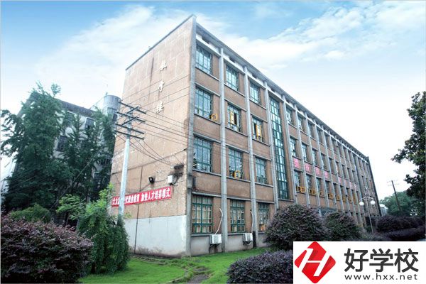 湘潭交通職業(yè)學(xué)校是公辦還是民辦？學(xué)費(fèi)貴不貴？