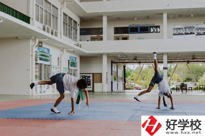 湖南護(hù)理學(xué)校是什么性質(zhì)的學(xué)校？是公辦的嗎？