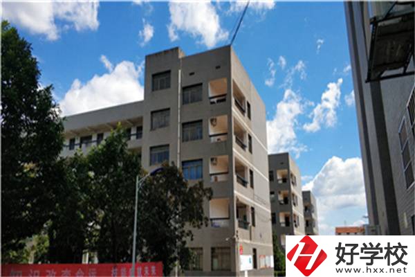 在婁底有開設(shè)航空專業(yè)的職校嗎？學(xué)航空專業(yè)有前途嗎？