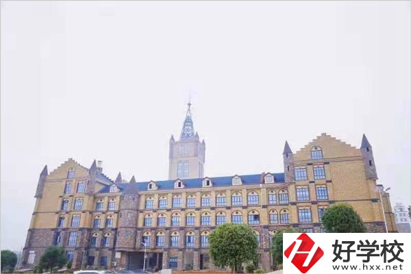 長(zhǎng)沙市拔萃中等職業(yè)學(xué)校的特色專業(yè)有哪些？
