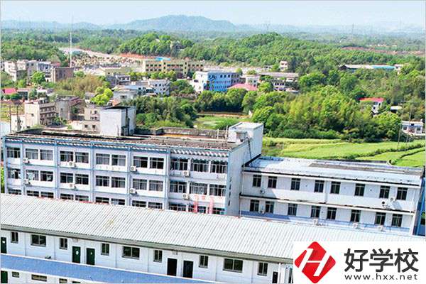 湘潭科技職校的學費是多少？學校環(huán)境好嗎？
