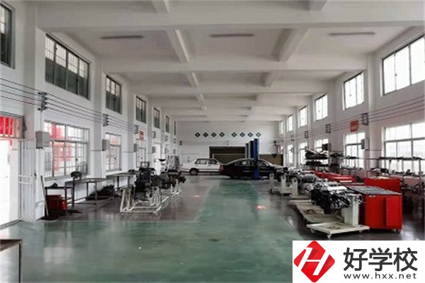 婁底重點(diǎn)中專有哪些？好進(jìn)嗎？