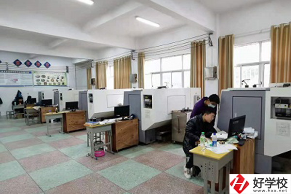 漣源市工貿(mào)職業(yè)中專學(xué)校辦學(xué)條件怎么樣？